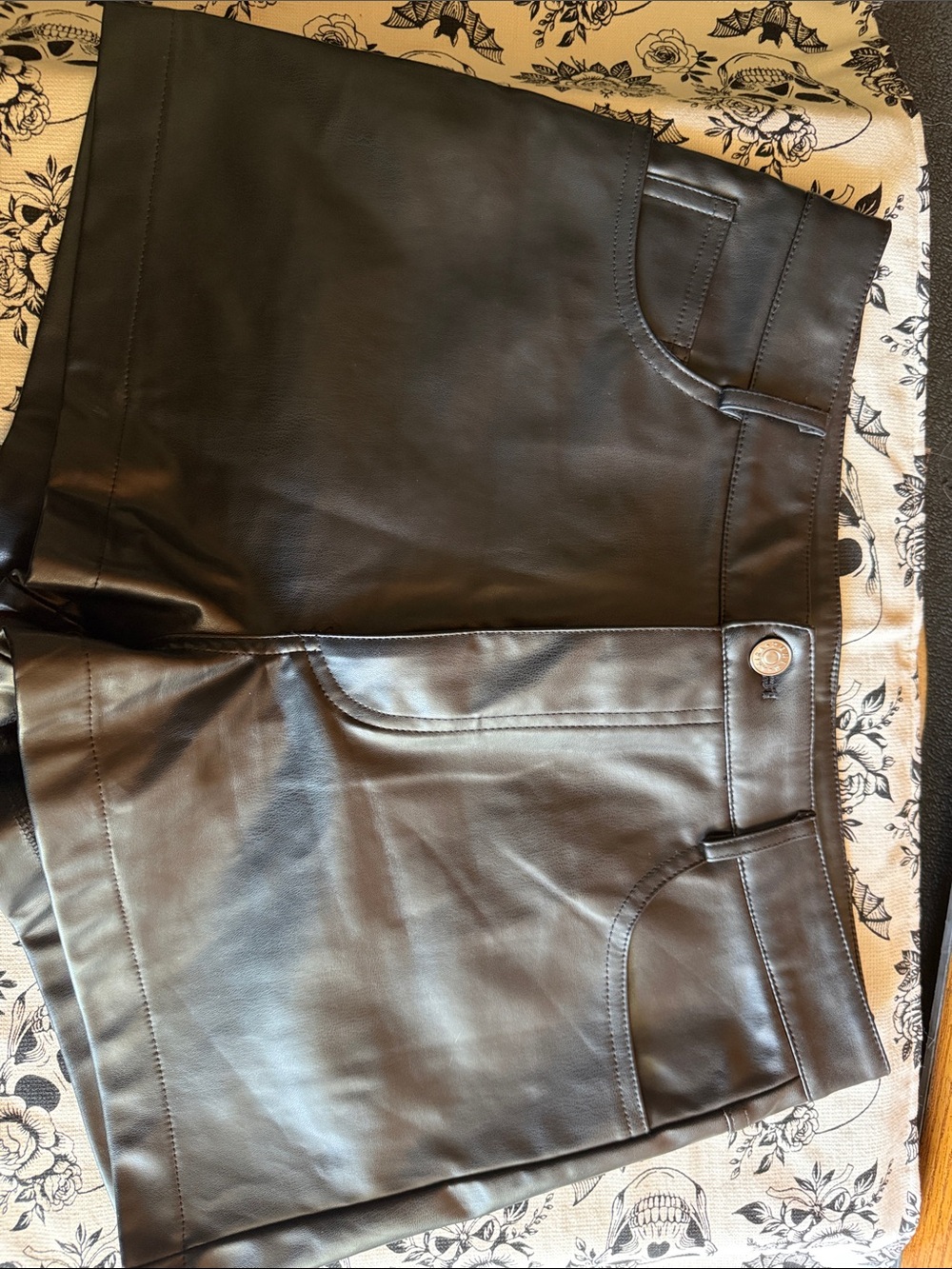 AKIRA-Women's Black Faux Leather Jeans - Sleek Stretch Fit